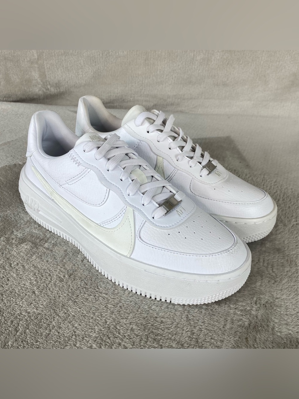 Nike Air Force 1 PLT.AF.ORM DJ9946-100 Womens 9 Triple White Running Shoes NEW